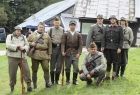 Mężczyźni w strojach partyzantów.