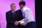 Alex Borucki odbiera uścisk dłoni wicemarszałka