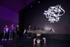 efektowny taniec breakdance na głowie