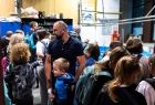 Dzieci zwiedzające salon robotów ASTOR