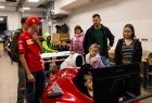 Dzieci oglądające bolid Ferrari.