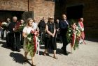 Kwiaty przed Ścianą Śmierci składają przedstawiciele organizacji i instytucji. W imieniu Zarządu Województwa Małopolskiego składa wieniec członek zarządu Iwona Gibas
