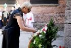 Iwona Gibas z Zarządu Województwa Małopolskiego składa wieniec pod Ścianą Śmierci w byłym niemieckim obozie koncentracyjnym Auschwitz 