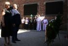 Pokłon i chwila zadumy przed Ścianą Śmierci na terenie Miejsca Pamięci i Muzeum Auschwitz-Birkenau
