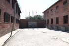 Ściana Śmierci na dziedzińcu obozowego bloku 11, na terenie byłego niemieckiego nazistowskiego obozu koncentracyjnego i zagłady Auschwitz-Birkenau 