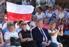 Iwona Gibas z zarządu województwa wraz z pielgrzymami podczas nabożeństwa na terenie Miejsca Pamięci Auschwitz