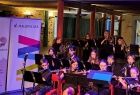 Występ orkiestry składającej się z młodzieży ze szkoły muzycznej. W tle baner promocyjny Małopolski