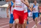 w geście zwycięstwa