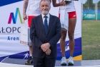 Jan Tadeusz Duda w trakcie dekoracji zawodników
