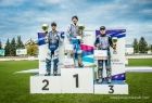 Sportowcy stoją na podium.