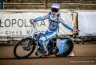 Żużlowiec jedzie na motocyklu.