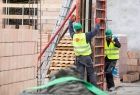 pracownicy wykonują szalunek na budowie
