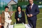 Ludzie dzielą tort w kształcie boiska.