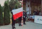 Strażacy wciągają flagę Polski na maszt.
