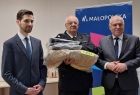 Wicemarszałek Ryszard Pagacz stoi z mężczyznami.