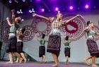 Taniec grupy artystek na scenie