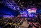 Widok na arenę na której są stoiska z komputerami
