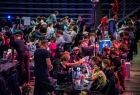 Młodzi uczestnicy na hackathonie