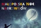 postać ciągnąca na nitce Księżyc,nad nią kolorowe hasło: "Małopolska Noc Naukowców