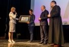Iwona Gibas z Zarządu Województwa Małopolskiego wręcza księżom salezjanom nagrodę województwa małopolskiego Złoty Medal Polonia Minor