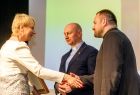 Iwona Gibas z Zarządu Województwa Małopolskiego wręcza księżom salezjanom nagrodę województwa małopolskiego Złoty Medal Polonia Minor