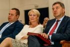 Iwona Gibas z zarządu województwa oraz prezydent Oświęcimia Janusz Chwierut i Jakub Przewoźnik, kierownik agendy zamiejscowej Urzędu Marszałkowskiego Województwa Małopolskiego w Oświęcimiu