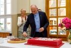 Ksiądz dyrektor kroi jubileuszowy tort