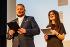 Ksiądz salezjanin oraz wychowanka szkoły w roli prowadzących oficjalną część uroczystości