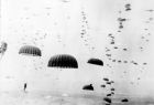 Spadochroniarze zrzucani z samolotów Dakota
nad przedmieściami Arnhem, 17 września
1944 r. Zdjęcie ze zbiorów cyfrowych
IWM