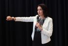 Marta Malec-Lech z zarządu województwa pokazuje opaskę Tele-Anioł 2.0