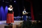 Gości wita pani Agnieszka Gołembiowska-Karoń, kierownik i choreograf zespołu Wolbromiacy