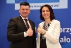 marszałek Łukasz Smółka i Marta Malec-Lech z zarządu województwa z opaskami Tele-Anioła 