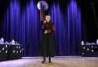 Iwona Gibas z Zarządu Województwa Małopolskiego zwraca się ze sceny do uczestników wydarzenia