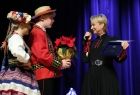 Iwona Gibas z zarządu województwa prezentuje pamiątkową tabliczkę otrzymaną od członków zespołu Wolbromiacy