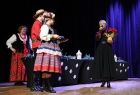 Iwona Gibas z Zarządu Województwa Małopolskiego wraz z przedstawicielami zespołu Wolbromiacy