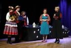 Iwona Gibas z zarządu województwa oraz radna województwa Lidia Gądek wraz z przedstawicielami Zespołu Pieśni i Tańca Wolbromiacy 