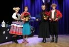 Iwona Gibas z zarządu województwa oraz radna województwa Lidia Gądek wraz z ubranymi w stroje ludowe przedstawicielami Zespołu Pieśni i Tańca Wolbromiacy
