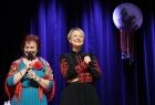 Iwona Gibas z zarządu województwa oraz radna województwa Lidia Gądek zwracające się ze sceny do publiczności 