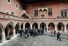 Uczestnicy wycieczki na dziedzińcu Collegium Maius Uniwersytetu Jagiellońskiego 