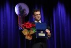 Burmistrz Wolbromia Radosław Kuś na scenie Domu Kultury w Wolbromiu