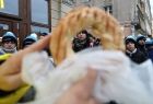 Krakowski obwarzanek na tle uczestników wycieczki 