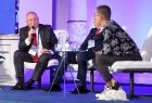 Wicemarszałek Ryszard Pagacz siedzący na scenie.