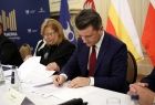 Uczestnicy wydarzenia, przedstawiciele instytucji kultury, podpisujący wspólnie list intencyjny 