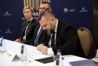 Dyrektor Filharmonii Krakowskiej podpisujący list intencyjny