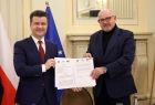 Przedstawiciele instytucji i samorządów prezentujący podpisany przed momentem list intencyjny