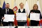 Iwona Gibas z Zarządu Województwa, dyrektor Marta Mordarska z Centrum Kultury w Krynicy-Zdroju oraz dyrektor Filharmonii Krakowskiej prezentują podpisany przed momentem list intencyjny 