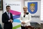 Iwona Gibas z Zarządu Województwa Małopolskiego oraz burmistrz Wolbromia Radosław Kuś
