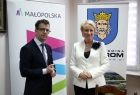 Iwona Gibas z Zarządu Województwa Małopolskiego oraz burmistrz Wolbromia Radosław Kuś