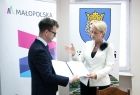 Iwona Gibas z Zarządu Województwa Małopolskiego przekazuje umowę burmistrzowi Wolbromia Radosławowi Kusiowi