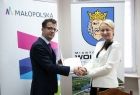 Iwona Gibas z Zarządu Województwa Małopolskiego przekazuje umowę burmistrzowi Wolbromia Radosławowi Kusiowi